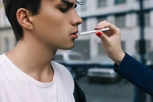 Chico malo fumar adicción moda juventud estilo de vida — Foto de Stock