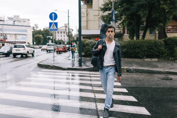 Urban mode säker rock stil man promenader — Stockfoto