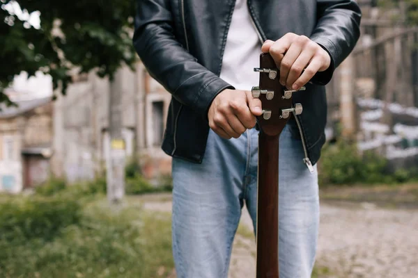 Músico estilo de vida artista afinación guitarra intérprete —  Fotos de Stock