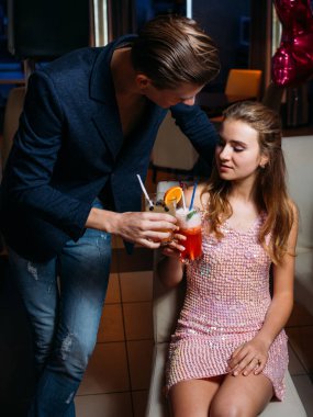 Yılbaşı partisinde baştan çıkarıcı görüşmeler