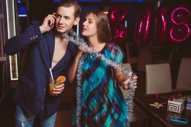 Yılbaşı partisinde romantik dikkat