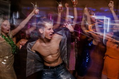 Dans pistinde seksi maço