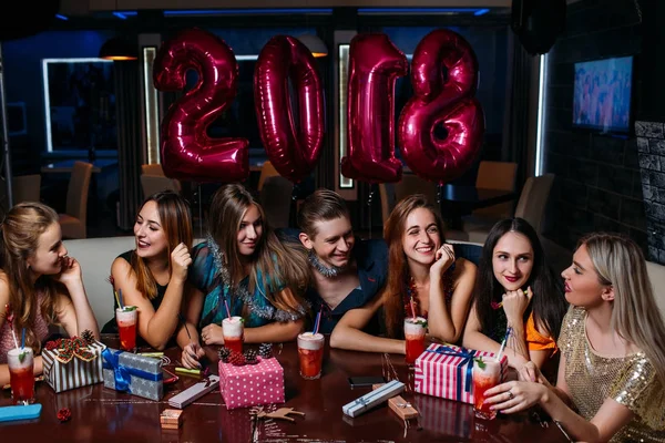 Mutlu yeni yıl 2018. Noel arkadaş parti