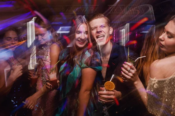 Mutlu şirket hareket halinde dans