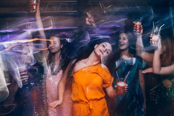 Dansfeest in nachtclub in wazig beweging — Stockfoto