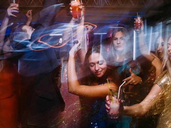 Feest feest in nachtclub in wazig beweging — Stockfoto