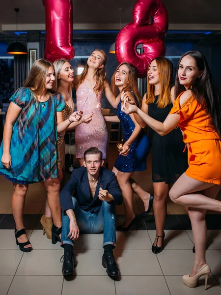 Arkadaş grubu doğum günü. Mutlu 18 kulüp