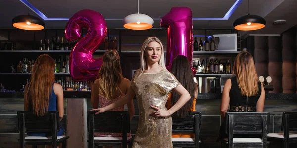 Fête d'anniversaire féminine de 21 ans en boîte de nuit — Photo