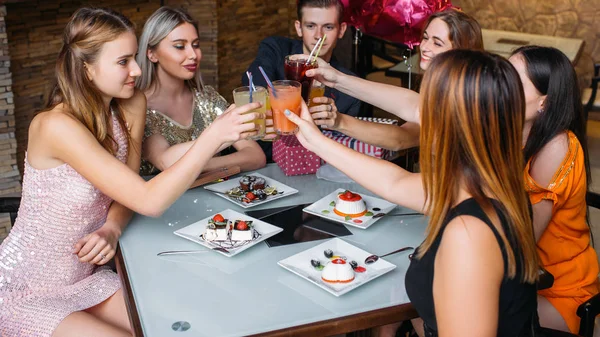 Doğum günü partisi kutlama. Mutlu tost