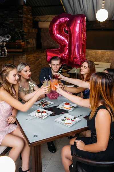 Doğum günü partisi kutlama. Modern yaşam tarzı