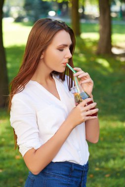 Genç kadın içecekler sağlıklı Detoks çayı