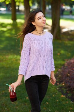 Sağlıklı bir yaşam tarzı. Detoks ile mutlu genç kadın