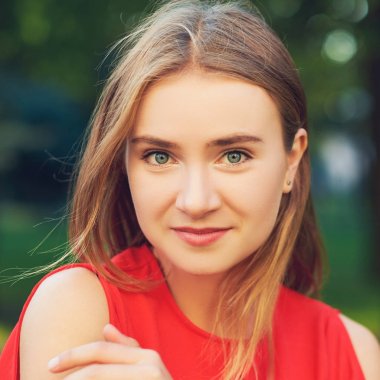 Mutlu güzel başarılı iş kadını yüzü