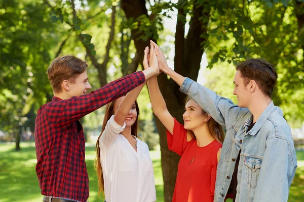 Glückliche junge Freunde Teamwork. — Stockfoto