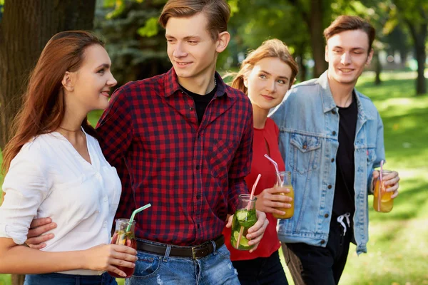 Grupo de jóvenes con desintoxicación — Foto de Stock