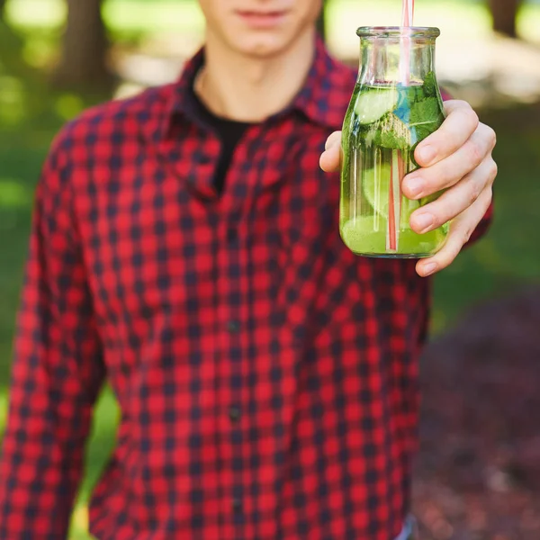 Gezonde levensstijl. Gelukkig jongeman met detox — Stockfoto