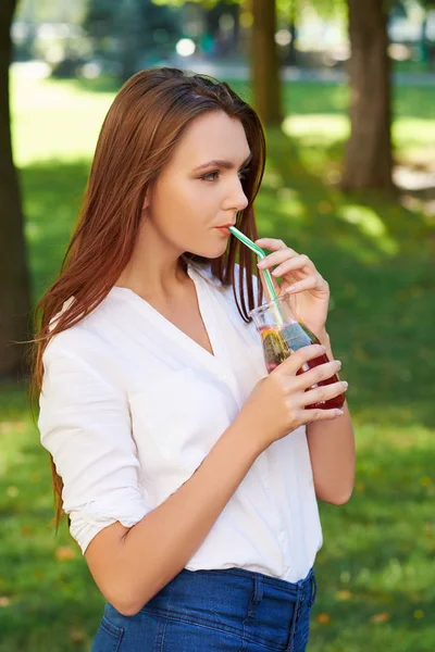 Mujer joven bebe té desintoxicante saludable — Foto de Stock
