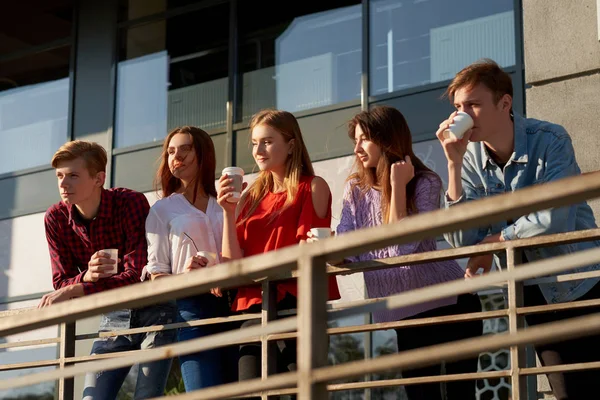 Estudiantes disfrutando de una taza de café para salir a la calle . — Foto de Stock
