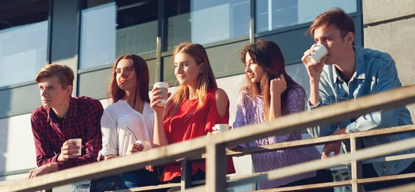 Kahve keyfi öğrencilerin sokağa dön.