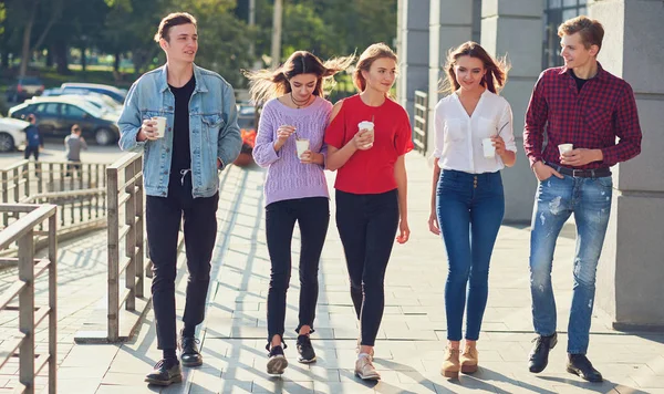 Gli studenti che si godono una tazza di caffè per andare in strada . — Foto Stock