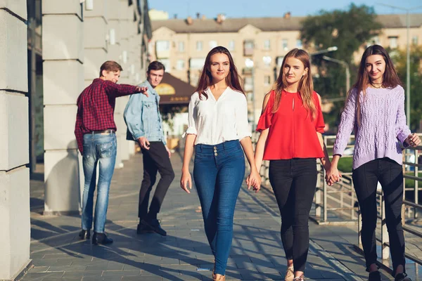 Grupo de jóvenes coqueteando con una mujer en la ciudad . — Foto de Stock