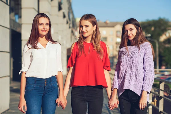 Groupe de jeunes filles occasionnelles. L'amitié des femmes — Photo