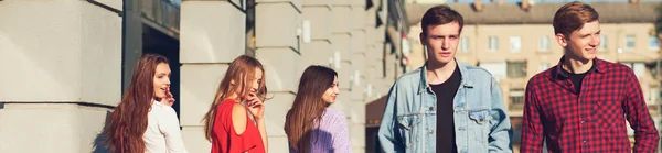 Grupo de mulher jovem flertando com homens na cidade . — Fotografia de Stock