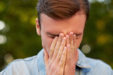 Adam baş ağrısı, migren veya stres ile.