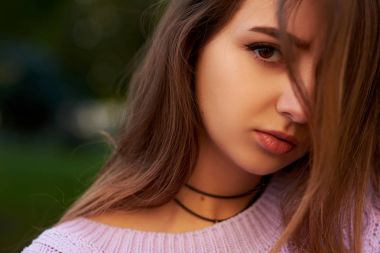 Utanç ve utangaçlık yüz ifadesi.