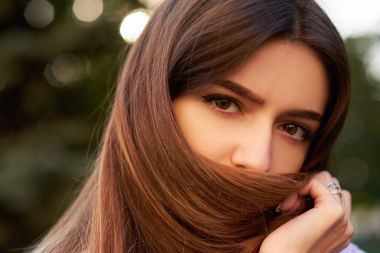 Utanç ve utangaçlık yüz ifadesi.