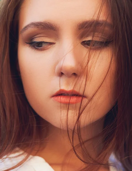 Büyük bir kayıp değil. Negatif duygu ile üzgün kadın