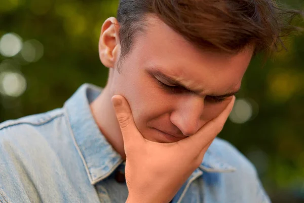 Mann mit Kopfschmerzen, Migräne oder Stress. — Stockfoto