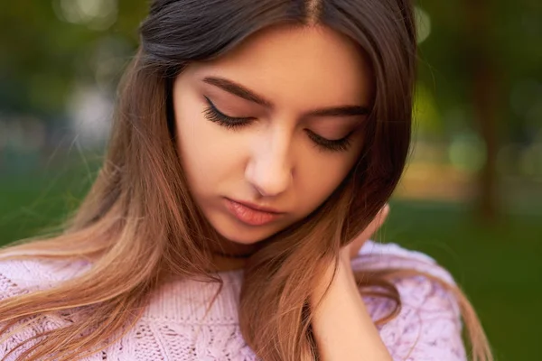 Utanç ve utangaçlık yüz ifadesi.