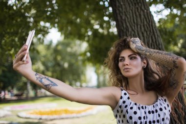 cep telefonu ile şık hippi kız