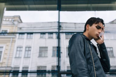 duygusal serin rock tarzı adam sigara. kötü alışkanlık