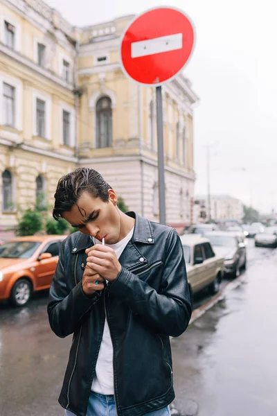 Homem tabagismo vício moda juventude estilo de vida — Fotografia de Stock