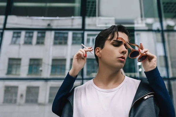 Bad boy rökning missbruk mode ungdom livsstil — Stockfoto