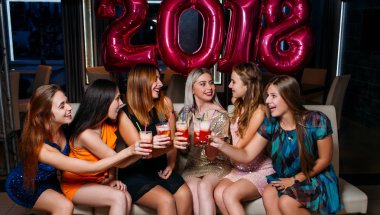 Yeni yıl 2018 kutlama. Mutlu kız şirket