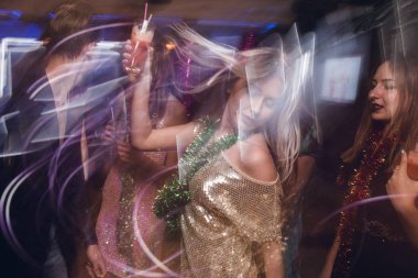 Gece kulübü bulanık hareket içinde aktif kadın