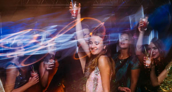 Nieuwjaar feest in nachtclub in wazig beweging — Stockfoto