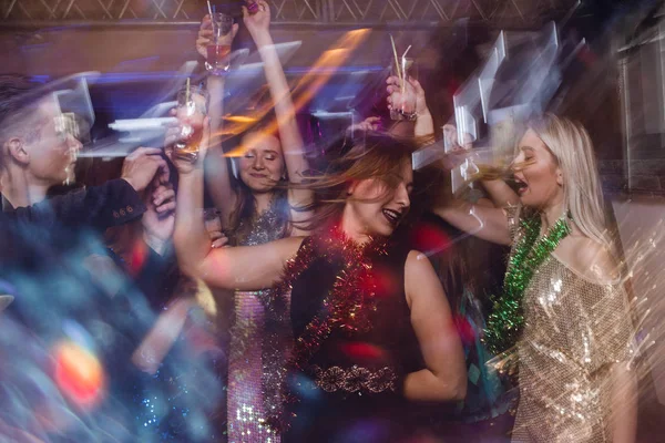 Gelukkig dans in nachtclub in wazig beweging — Stockfoto