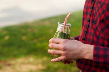 Sağlıklı bir yaşam tarzı. Yeşil detoks ile genç adam
