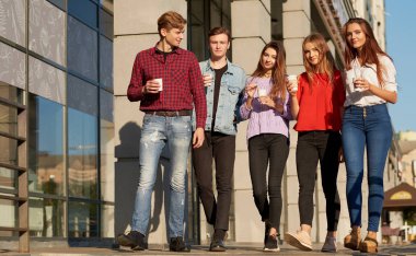 Kahve keyfi öğrencilerin sokağa dön.