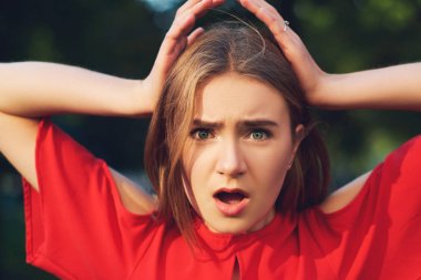 Kötü sürpriz ifade. Kadın sorunları