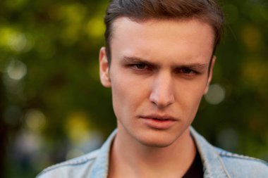 Üzgün bir adam. Hayal kırıklığına uğramış duygu