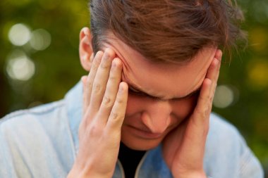 Adam baş ağrısı, migren veya stres ile.