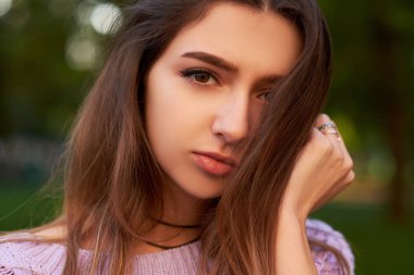 Utanç ve utangaçlık yüz ifadesi.