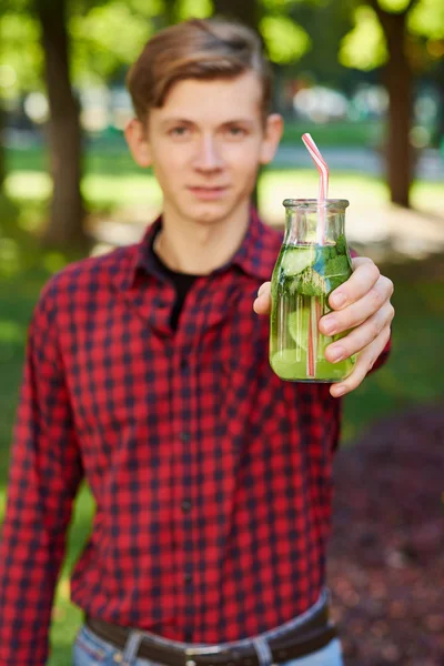 Gezonde levensstijl. Gelukkig jongeman met detox — Stockfoto