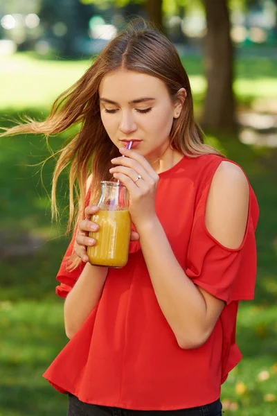 Jonge vrouw drinken gezond detox smoothie — Stockfoto