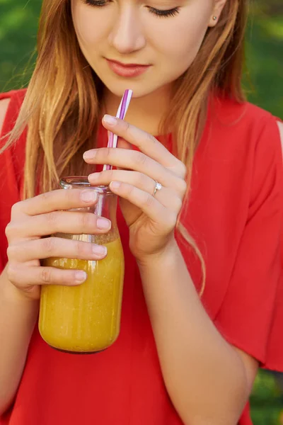 Jonge vrouw drinken gezond detox smoothie — Stockfoto